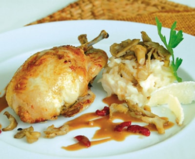 Mit Enten-Foie-Gras gefüllte gebratene Wachtel mit Preiselbeeren, Austernpilz-Risotto - 