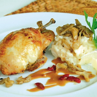 Mit Enten-Foie-Gras gefüllte gebratene Wachtel mit Preiselbeeren, Austernpilz-Risotto - 