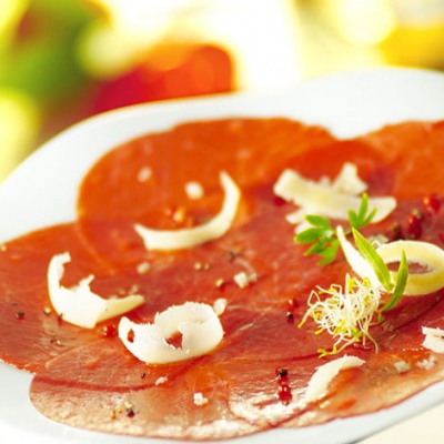 Rinder-Carpaccio mit gerösteten Samen und Nüssen, würzigem Olivenöl, Rucola-Salat mit Cidre-Dressing - 