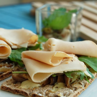 Hähnchenbrust mit Austernpilzen, Rucola und körniger Senf auf Crackern - 