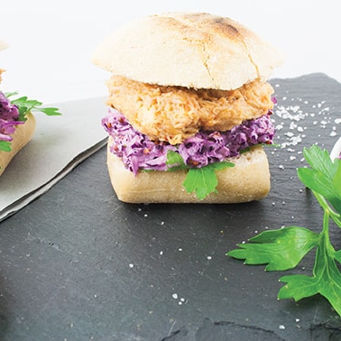 Mini-Sandwiches mit zerfasertem Entenfleisch und Rotkohlsalat - 